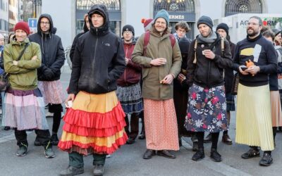 Männer in Röcken demonstrieren auf dem Zürcher Paradeplatz