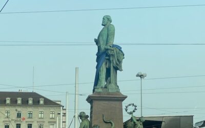Alfred Escher trägt am Montag einen Rock